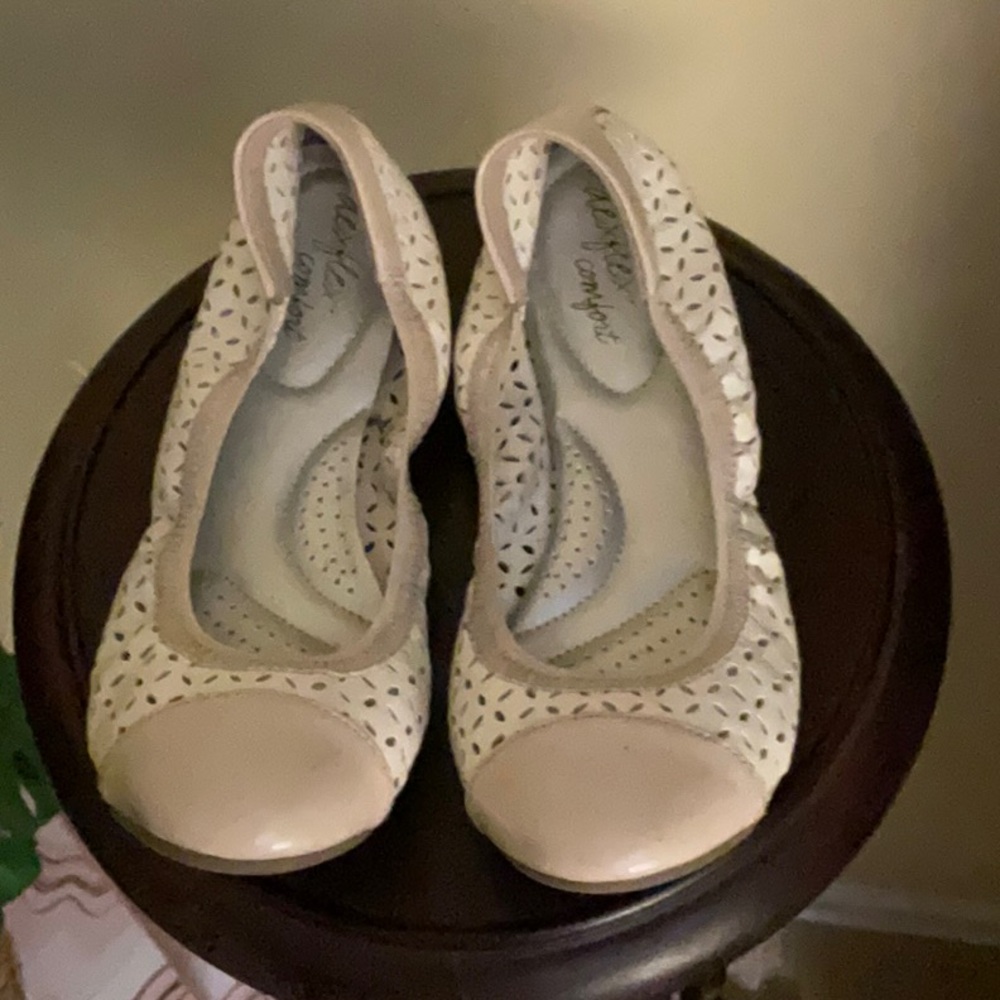 Dexflex Comfort Cream Flats with Classic Design